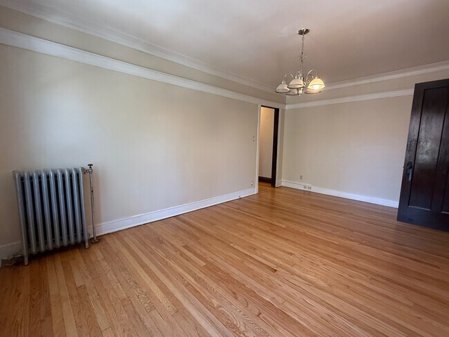 Building Photo - 2300 W Sunnyside Ave