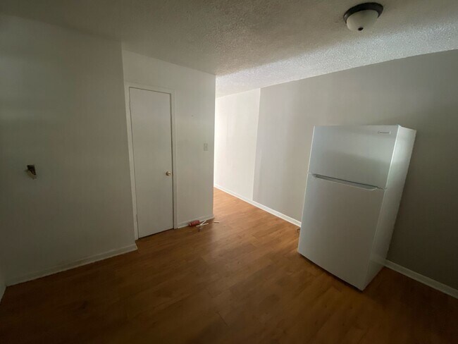 Building Photo - Monthly Paid Rent