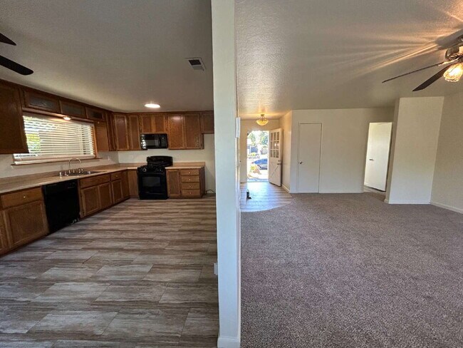 Building Photo - Refreshed 4bed 2bath in Roseville