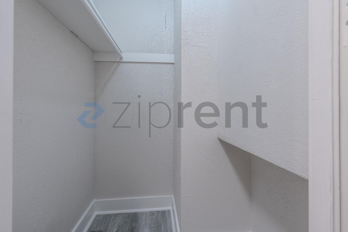 Building Photo - 19 Lakeway St