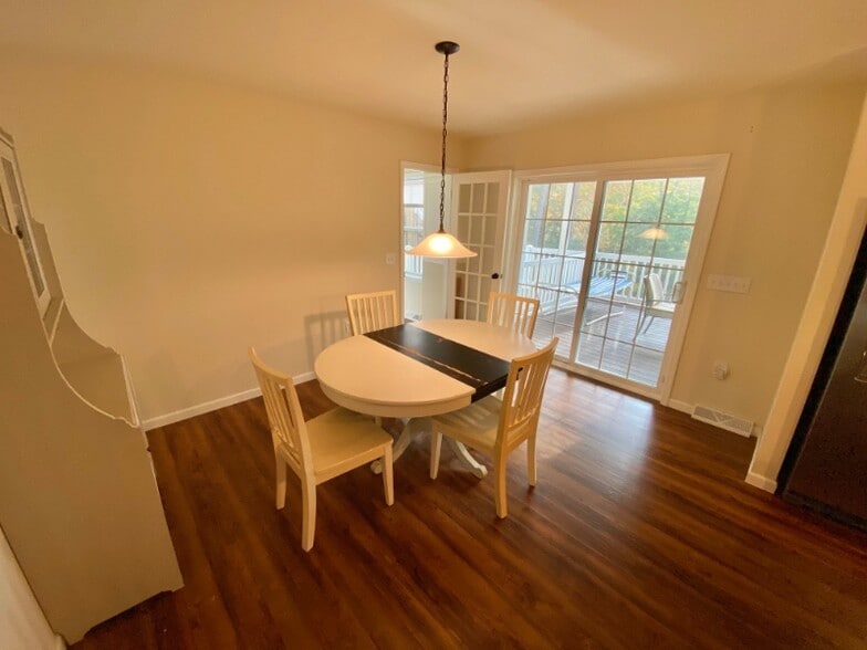 Building Photo - 2094 Fieldcrest Dr