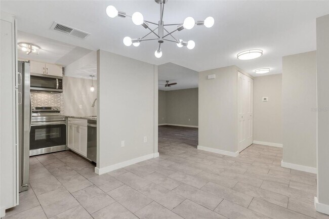 Building Photo - 2 Bed 2 Bath Unfurnished Condo - Sarasota