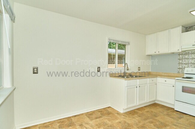 Building Photo - 5422 Greenfield Ave