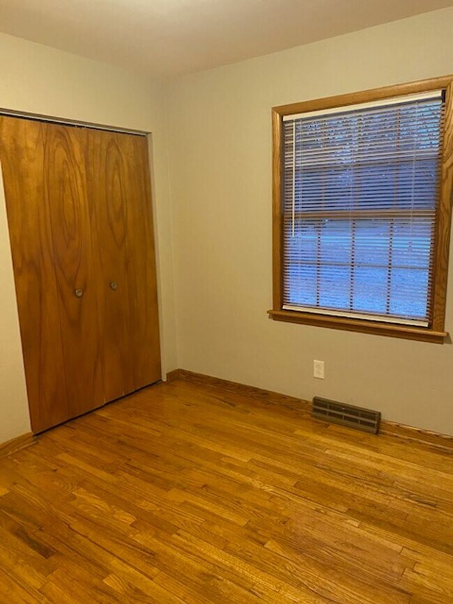 Building Photo - Ranch home with two car garage located on over 1/2 acre
