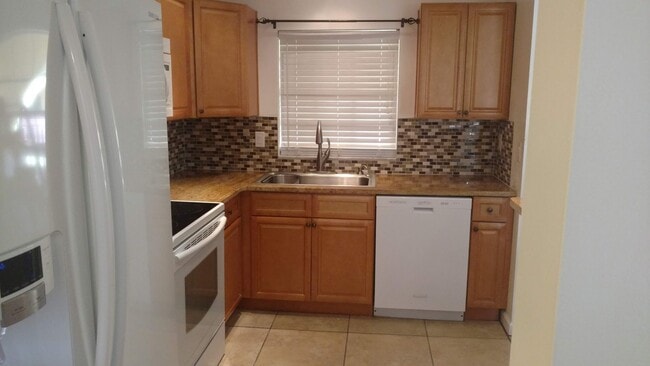 Building Photo - Spacious 2 Bedroom 2 Bathroom Condo
