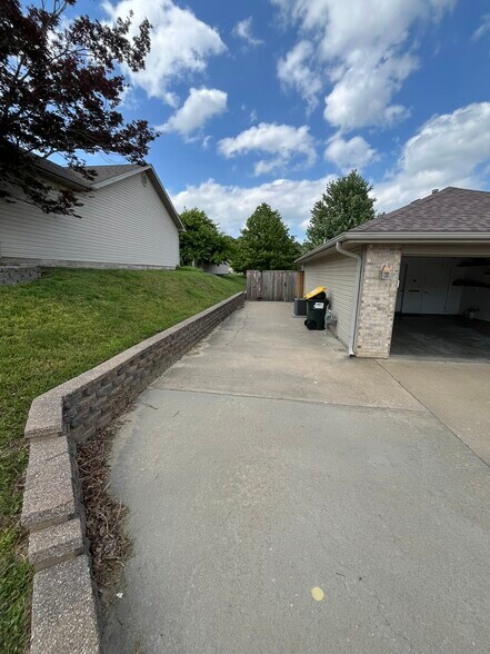 Building Photo - 629 Woodland Park Dr