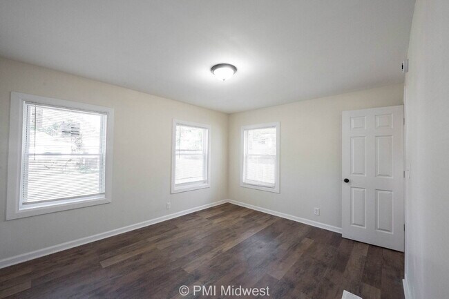 Building Photo - 514 N Chester Ave