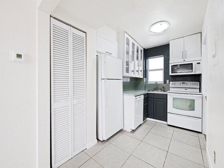 Building Photo - 2238 Monroe St