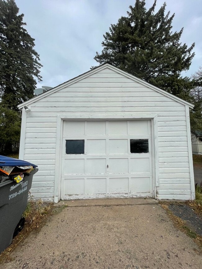 Building Photo - AVAILABLE JUNE 1ST -4 bed/ 2 bath Home Near Campus!