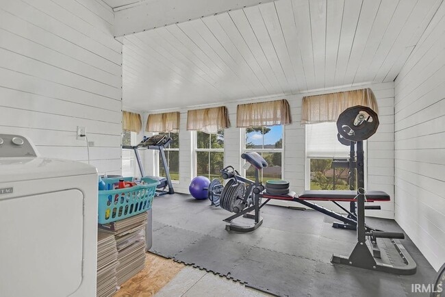 Building Photo - 1744 Parkview Dr