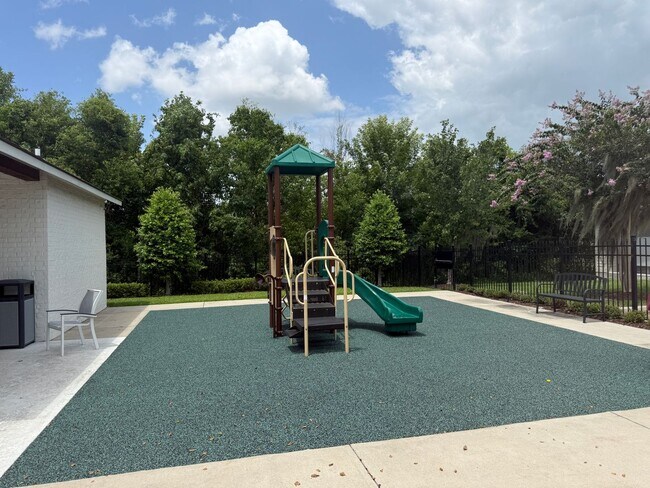 Building Photo - 908 Lakehaven Dr