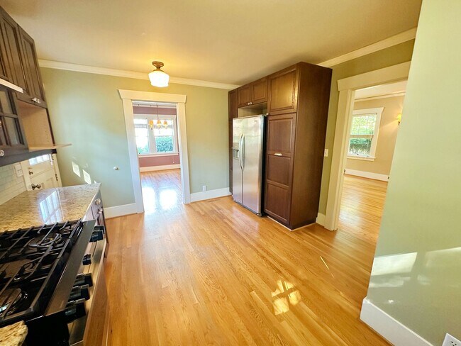 Building Photo - Stunning 3 Bedroom with Fully Fenced Yard ...