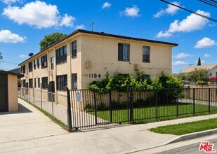 Building Photo - 1104 W 93rd St