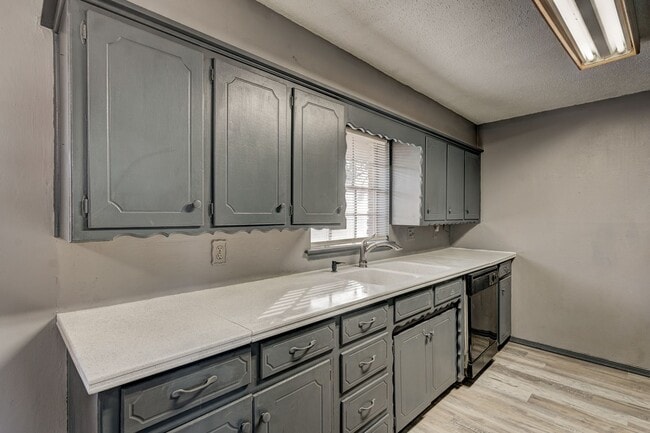 Building Photo - 3 bed, 1.5 bath Home in Yukon, OK