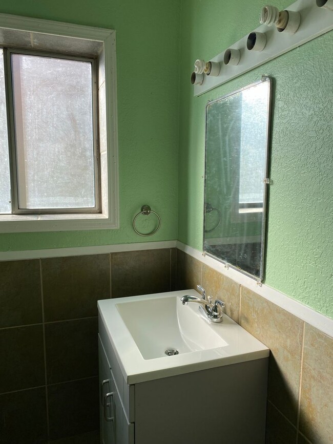Building Photo - 1930's Bungalow Charmer, 2bdrm, 1 bath hou...
