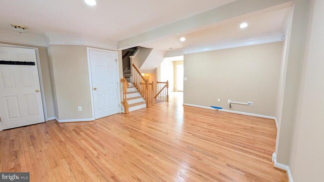 Building Photo - 211 Shirley Square SE