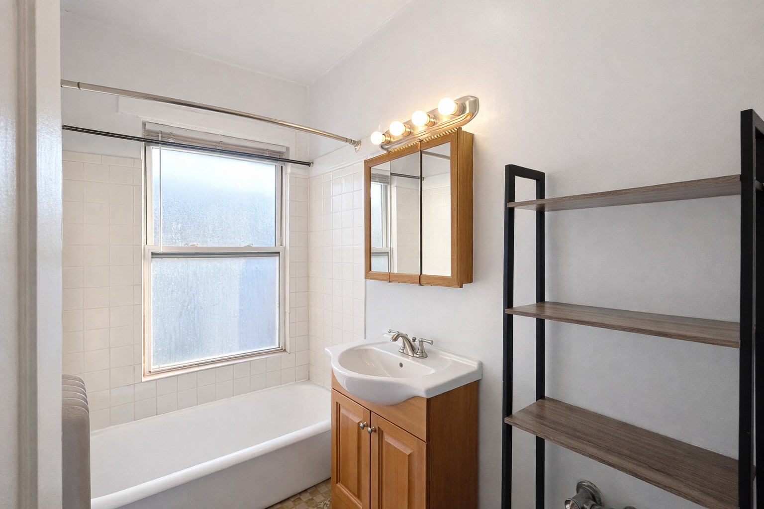 Building Photo - 652 W Oakdale Ave