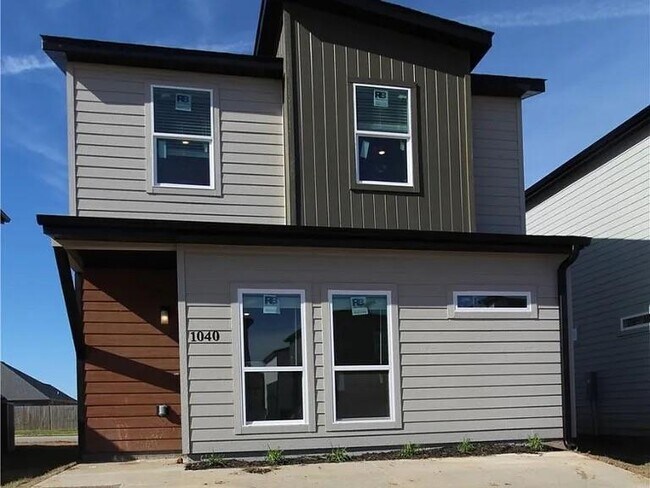 Primary Photo - 1040 Boardwalk Ave