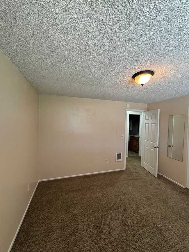 Building Photo - Nice 2 Bedroom 1 Bath Apartment in Sheridan