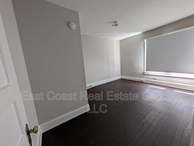 Building Photo - 304 1/2 W Martin St, Martinsburg, WV