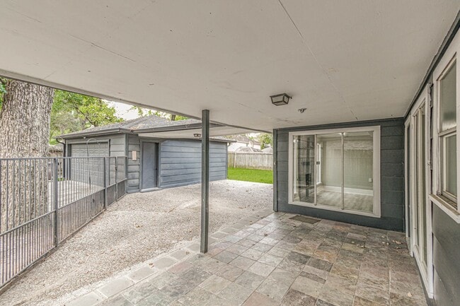 Building Photo - 16911 Summit Oaks Ln