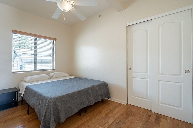 Building Photo - 928 E 6th St