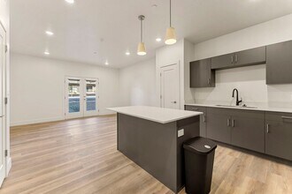 Building Photo - 302 S Divario Cyn Dr