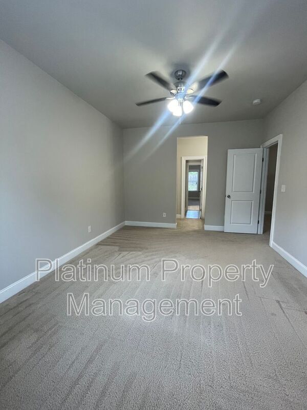 Building Photo - 5180 Mirror Lake Dr