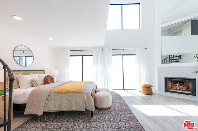 Building Photo - 839 Larrabee St