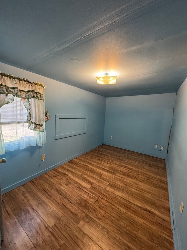 Building Photo - Cute 3 Bedroom Home