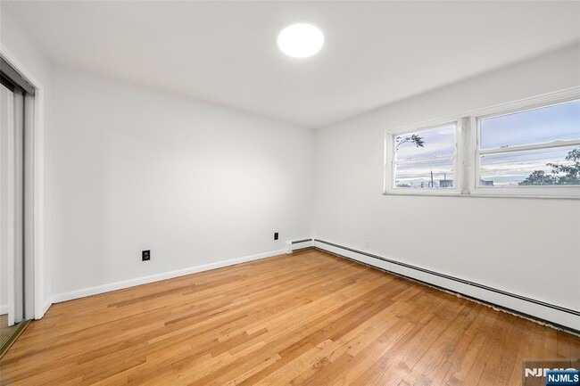 Building Photo - 209 8th St