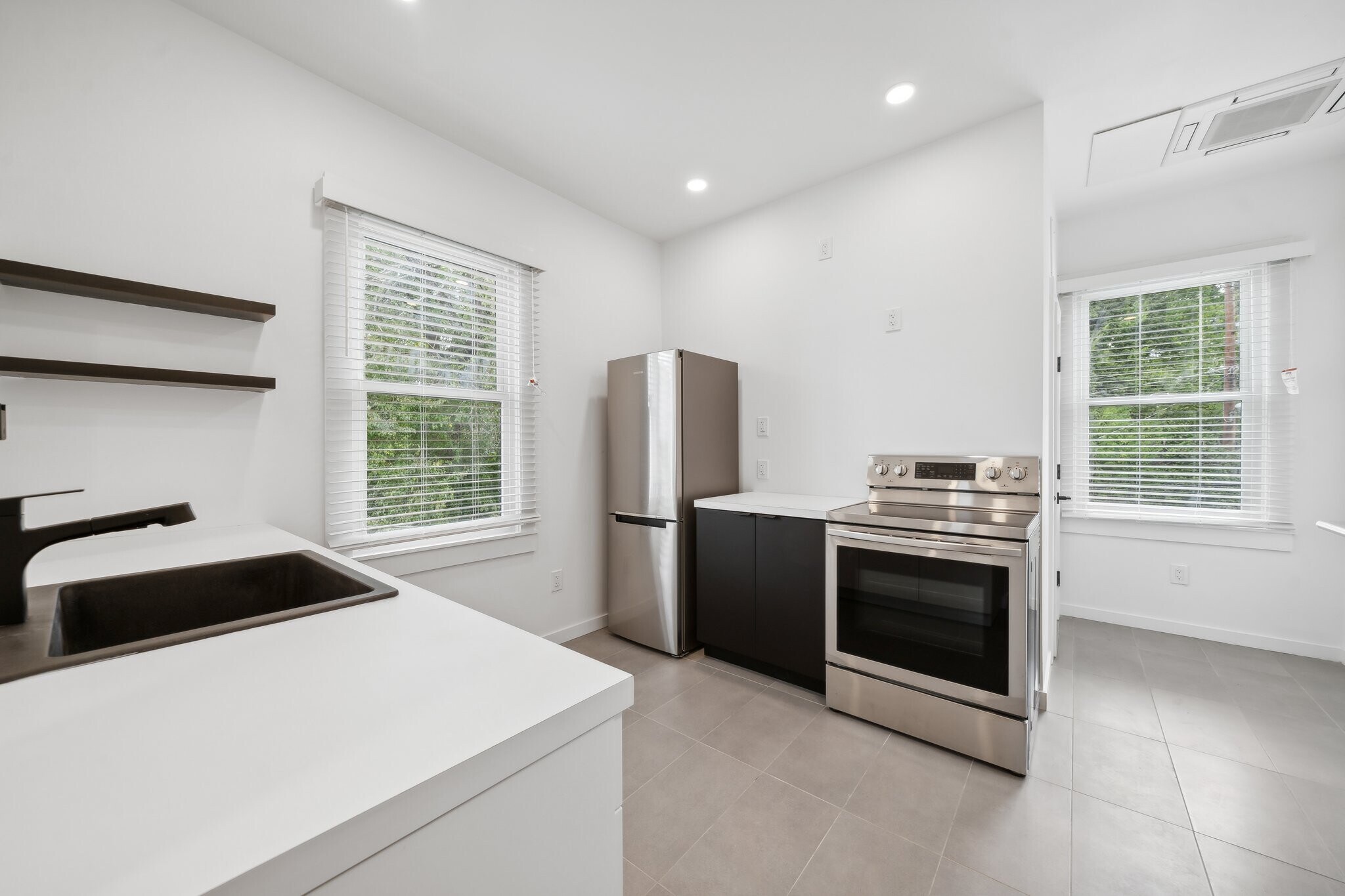 Kitchen - 2810 Griffin Ave