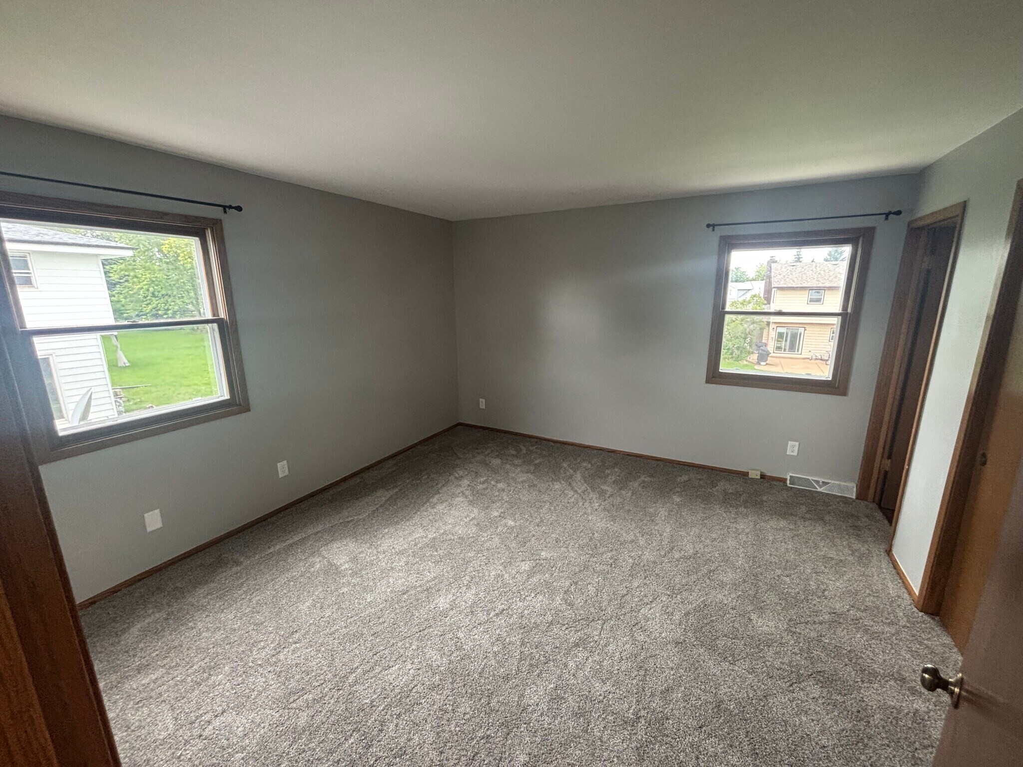 Master bedroom - 700 E College Ave