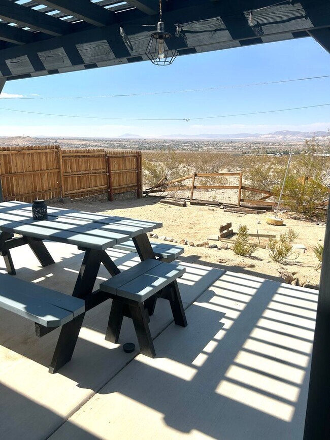 Building Photo - Furnished 3 Bedroom 2 Bathroom Home