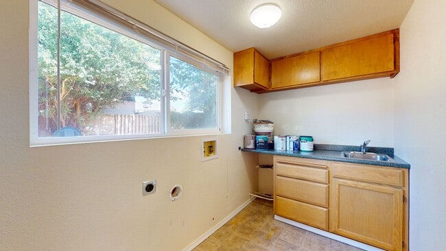 Building Photo - Location, Location, Location! - Four Bedroom house located minutes from Des Moines Waterfront