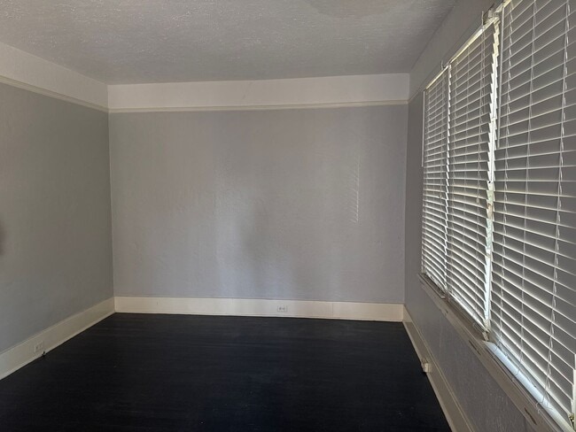 Building Photo - Now Renting! Close to Summervilile and Medical District