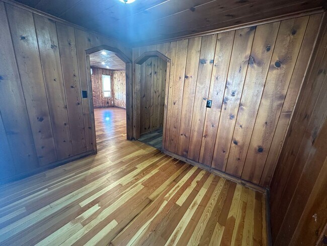 Building Photo - Large 2 bedroom home on dead end street