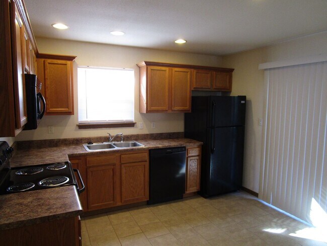 Building Photo - 707-707 Glenstone Dr