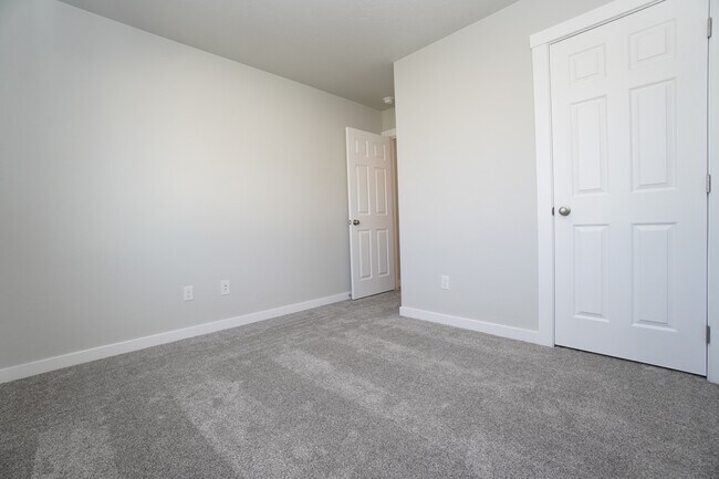 Building Photo - 1218 W Bass River Dr