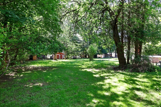 Building Photo - De Graw Ave Triplex