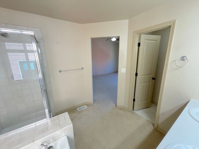 Building Photo - 4 Bedroom Home Available Near Barnes Rd & Peterson Rd!