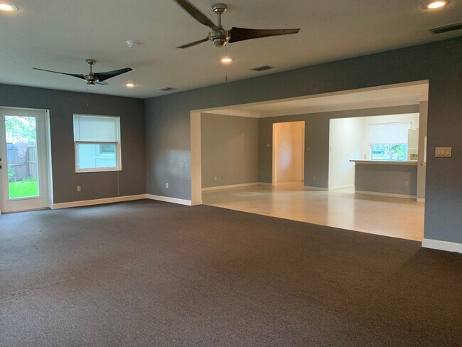 Building Photo - 3 Bedroom 2 Bath Spacious Home in Holiday Park