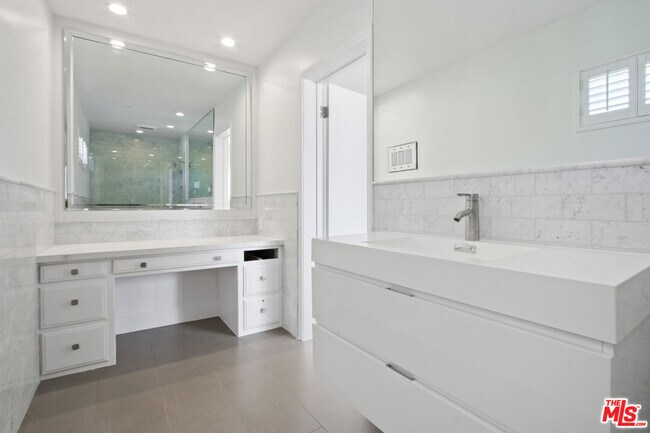 Building Photo - 339 N Oakhurst Dr