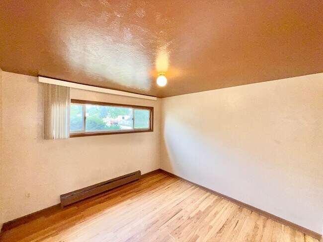 Building Photo - 225 Elmwood Dr