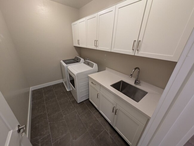 Building Photo - 11816 River Hawk Ave