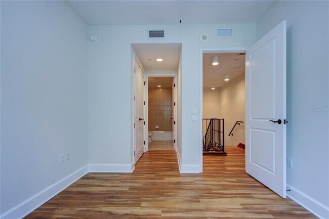 Building Photo - 300 Beach Dr NE
