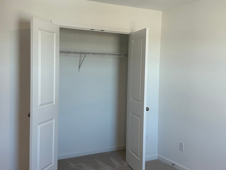 Building Photo - 1112 Holland Dr