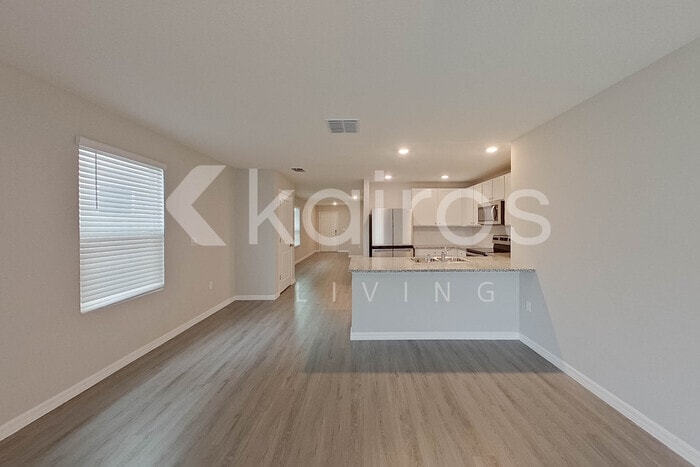 Building Photo - 8710 SW 44th Ct