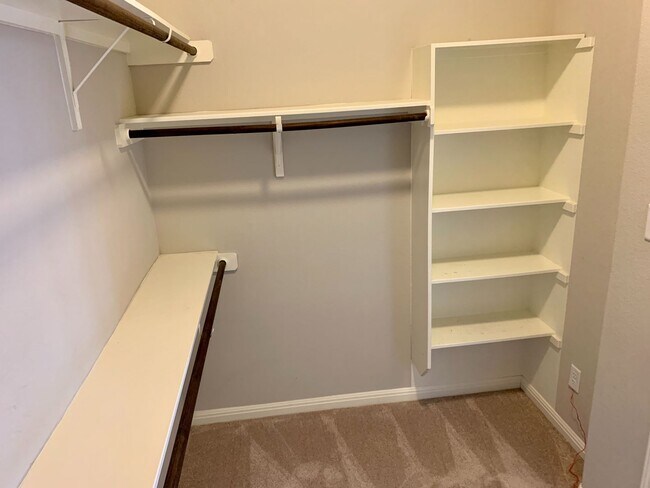 Building Photo - Beautiful 4 bedroom, 2.5 bathroom home in ...