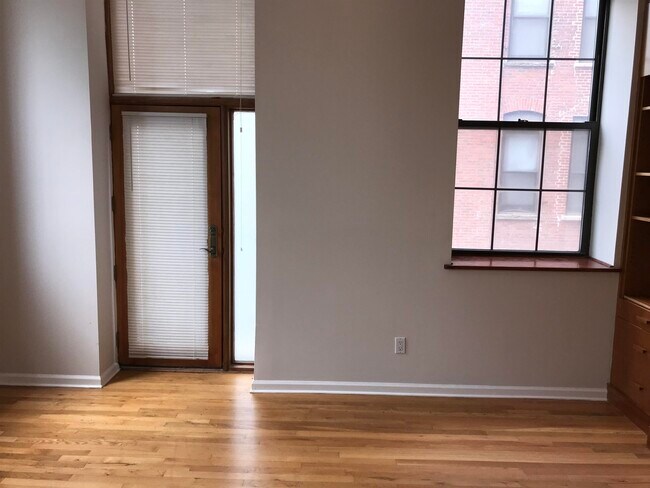 Building Photo - 1015 Grand St